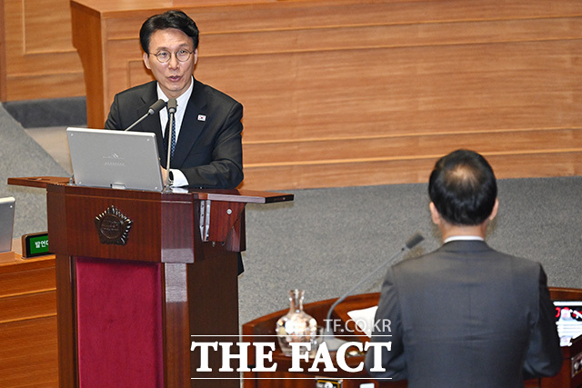 김민석 국무총리(왼쪽)가 6일 오후 서울 여의도 국회에서 열린 경제 분야 대정부 질문에서 유영하 국민의힘 의원의 질의에 답변하고 있다. /국회=남용희 기자