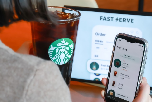 스타벅스 코리아는 매장 피크 시간대 음료를 빠르게 제공받는 '패스트 서브' 서비스를 정식 도입한다. /스타벅스 코리아