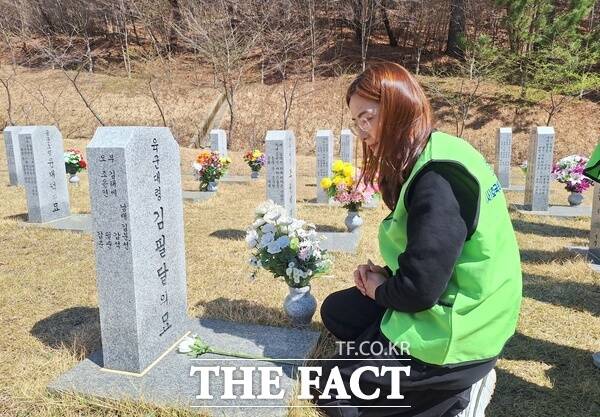 중국에서 온 이주여성 유서민 씨가 5일 국립대전현충원 육군 대령 김필달 묘역 앞에서 참배하고 있다. /선치영 기자