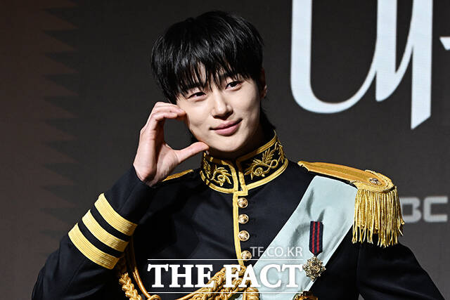 배우 유수빈과 공승연, 변우석, 아이유, 노상현, 이연(왼쪽부터)이 6일 오후 서울 강남구 조선 팰리스 서울 강남에서 열린 MBC 새 금토드라마 ‘21세기 대군부인’ 제작발표회에 참석해 포즈를 취하고 있다. /김성렬 기자