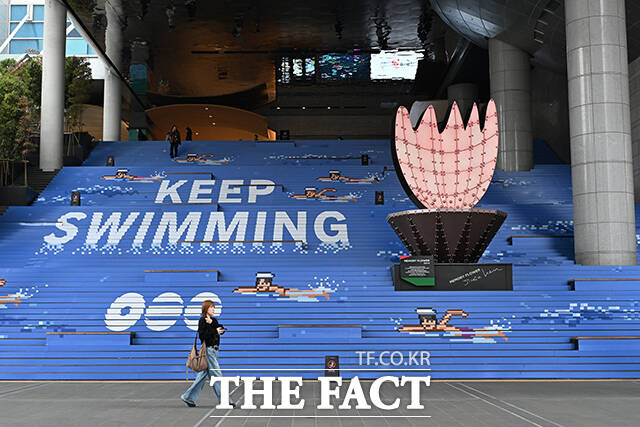 6일 오전 서울 용산구 용산역 광장 계단에 그룹 방탄소년단의 신곡 SWIM 홍보 구조물이 설치돼 있다. /김성렬 기자