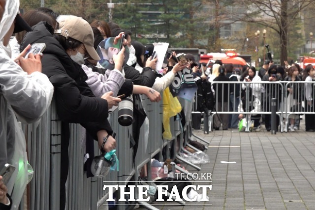 그룹 워너원(Wanna One)이 6일 오전 서울 마포구 DMC 문화공원에서 엠넷플러스(Mnet Plus) 새 예능 프로그램 WANNA ONE GO : Back to Base(워너원 고 : 백투베이스) 공개에 앞서 오프닝 세리머니 행사를 열고 팬들과 만나고 있다. /마포구=김민지 기자