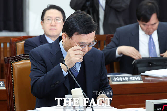 신성범 정보위원장이 6일 오전 서울 여의도 국회에서 열린 정보위원회 전체회의에 참석해 안건을 상정하고 있다.