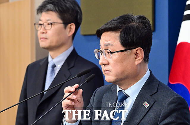 김성환 기후에너지환경부 장관이 6일 오후 서울 종로구 정부서울청사 별관에서 에너지 대전환 추진 계획을 발표하고 있다. /임영무 기자