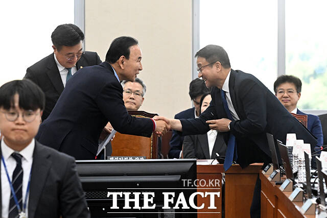 박덕흠 국민의힘 의원(왼쪽)과 한병도 더불어민주당 원내대표가 행안위 전체회의에 앞서 인사를 나누고 있다.
