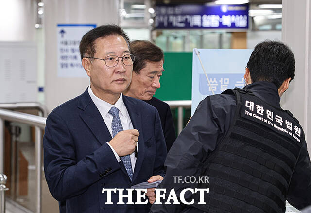 내란중요임무종사자 등 계엄 가담 의혹을 받는 박성재 전 법무부 장관이 6일 오전 서울 서초구 서울중앙지방법원에서 열린 공판에 출석하고 있다. /박헌우 기자