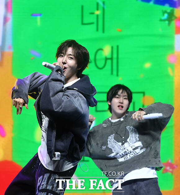 그룹 킥플립(KickFlip)이 6일 오후 서울 광진구 예스24 라이브홀에서 열린 네 번째 미니앨범 'My First Kick(마이 퍼스트 킥)' 발매 기념 쇼케이스에 참석해 타이틀곡 '눈에 거슬리고 싶어' 무대를 펼치고 있다. /박상민 기자