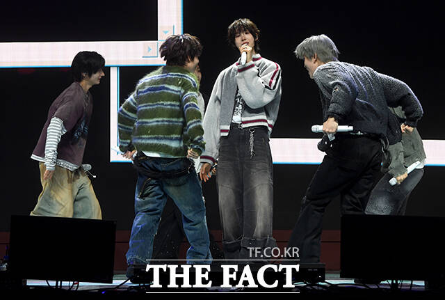 그룹 킥플립(KickFlip)이 6일 오후 서울 광진구 예스24 라이브홀에서 열린 네 번째 미니앨범 'My First Kick(마이 퍼스트 킥)' 발매 기념 쇼케이스에 참석해 수록곡 'Twenty(트웬티)' 무대를 펼치고 있다. /박상민 기자