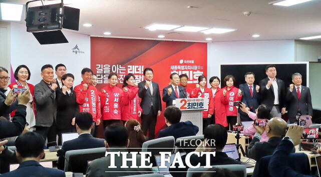 제9회 지방선거에 출마하는 최민호 세종시장 예비후보와 국민의힘 세종시의원에 출마하는 예비후보들이 6일 세종시청 브리핑룸에서 필승을 외치고 있다. /김형중 기자