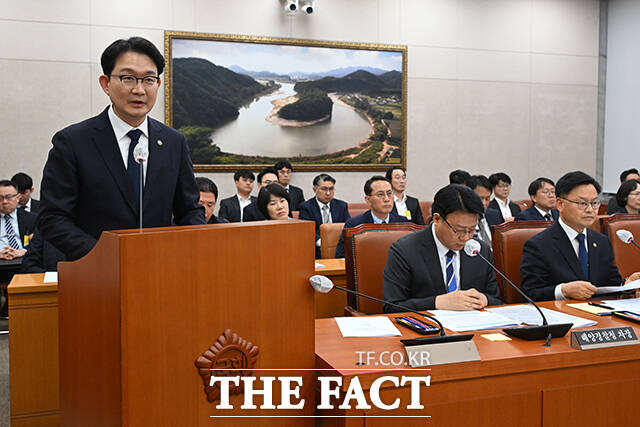 어기구 농해수위원장이 농림축산식품해양수산위원회 전체회의에서 의사봉을 두드리고 있다.