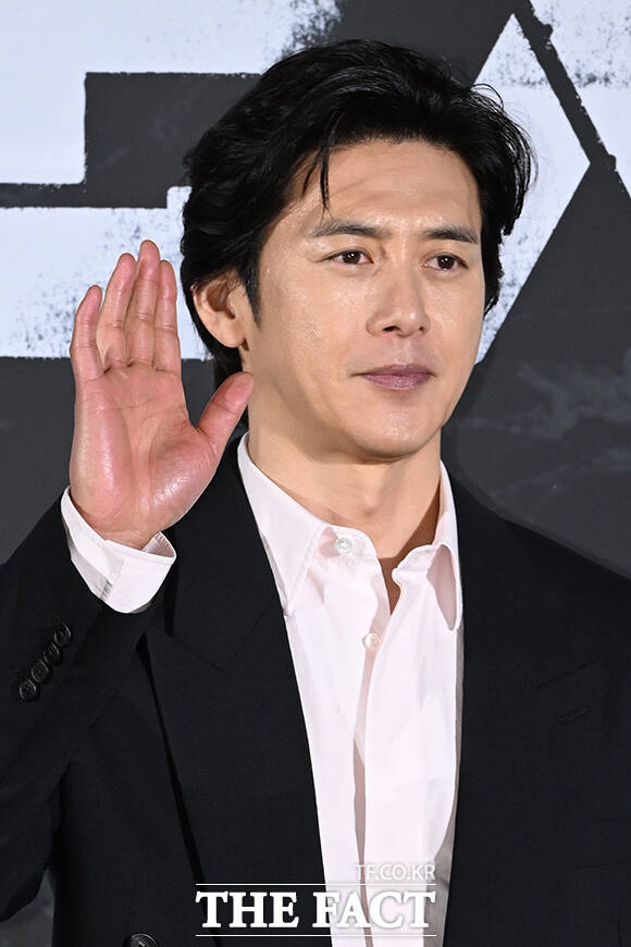 배우 고수, 김신록, 신현빈, 연상호 감독, 배우 전지현, 구교환, 지창욱(왼쪽부터)이 6일 오전 서울 용산구 CGV 용산 아이파크몰에서 열린 영화 '군체' 제작보고회에 참석해 포즈를 취하고 있다. /김성렬 기자