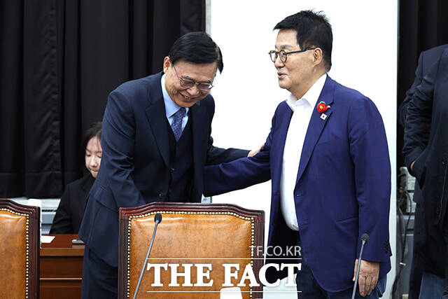 신성범 정보위원장이 6일 오전 서울 여의도 국회에서 열린 정보위원회 전체회의에 참석해 안건을 상정하고 있다.