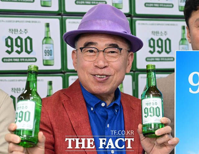 충청권 대표 주류기업 선양소주가 병당 990원인 '착한소주 990'을 선보인 가운데, 조웅래 회장(오른쪽)이 6일 서울 송파구 가락몰 다농마트를 찾아 소비자들에게 제품을 소개하고 있다. /이새롬 기자