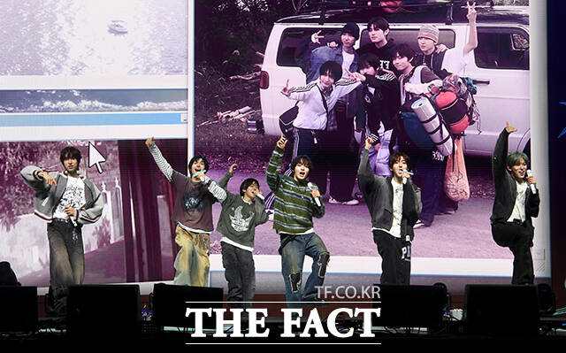 그룹 킥플립(KickFlip)이 6일 오후 서울 광진구 예스24 라이브홀에서 열린 네 번째 미니앨범 'My First Kick(마이 퍼스트 킥)' 발매 기념 쇼케이스에 참석해 수록곡 'Twenty(트웬티)' 무대를 펼치고 있다. /박상민 기자