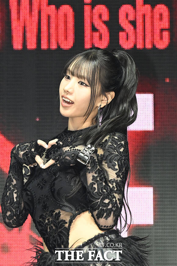 나띠가 'Who is she' 쇼케이스에서 신곡 무대를 펼치고 있다.