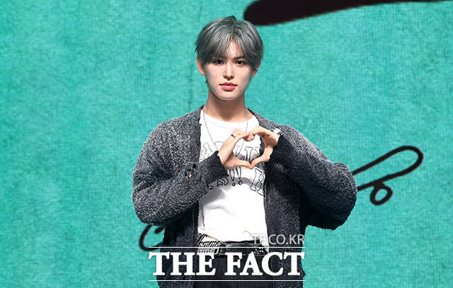 그룹 킥플립(KickFlip)이 6일 오후 서울 광진구 예스24 라이브홀에서 열린 네 번째 미니앨범 'My First Kick(마이 퍼스트 킥)' 발매 기념 쇼케이스에 참석해 포즈를 취하고 있다. /박상민 기자