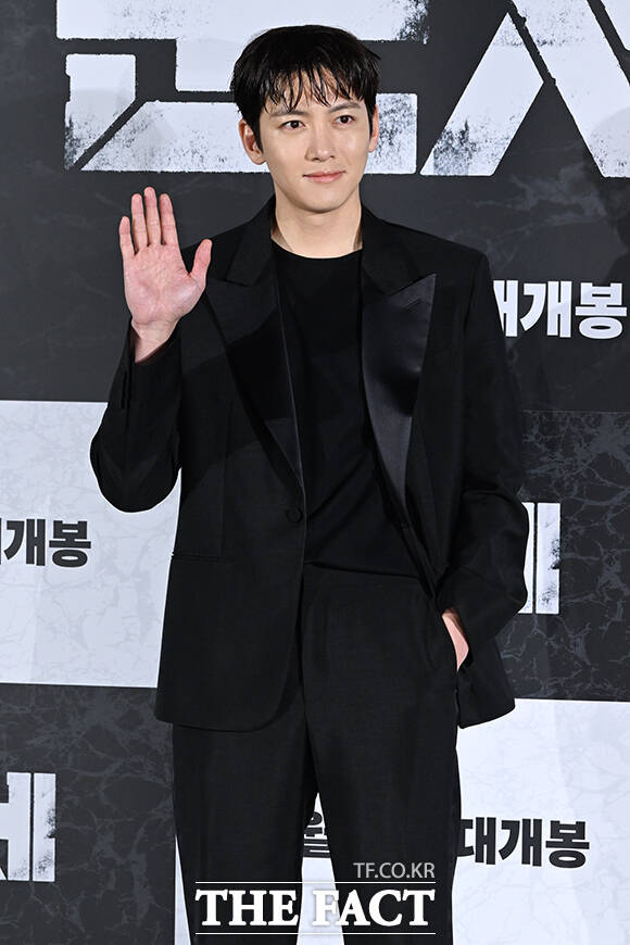 둥우리 빌딩 보안팀 직원 최현석으로 분한 지창욱은 