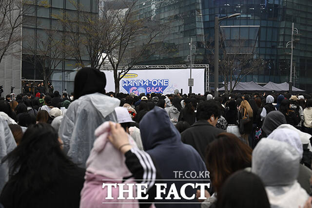 그룹 워너원(Wanna One)이 6일 오전 서울 마포구 상암동 DMC 문화공원에서 오프닝 세리머니 행사를 연 가운데 팬들이 멤버들을 기다리고 있다. /송호영 기자