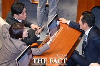  대화 나누는 정청래-한정애-조승래 [포토]