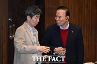  대화 나누는 박덕흠-윤건영 [포토]