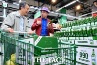  '착한소주 990' 소개하는 조웅래 선양소주 회장 [TF사진관]