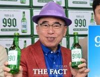  '착한소주 990' 모델로 나선 조웅래 선양소주 회장 [포토]
