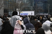  '궂은 날씨도 못 막아' 7년만의 재결합 워너원 기다린 팬들 [TF사진관]