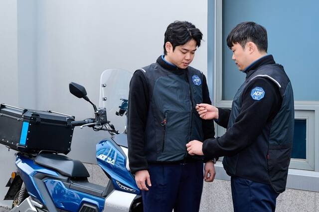 ADT캡스 출동 대원이 충격 감지 시 즉각 팽창하는 보호장비인 에어백 조끼를 착용하고 있다. /SK쉴더스
