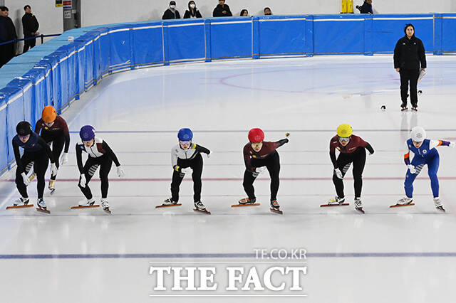 여자 1500m 결승에 진출한 쇼트트랙 오송미, 노도희, 유수민, 김지원, 김혜빈, 장연재, 이소연(왼쪽부터).
