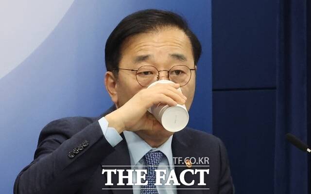 김윤덕 국토교통부 장관이 지난 1월 29일 오전 서울 종로구 정부서울청사에서 열린 주택공급촉진 국토부 주관 합동브리핑에서 물을 마시고 있다. /뉴시스