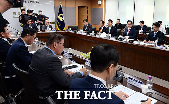 이억원 금융위원장이 7일 오후 서울 종로구 정부서울청사에서 열린 중동상황 피해업종 관련 산업-금융권 간담회에 참석해 모두발언을 하고 있다. /임영무 기자