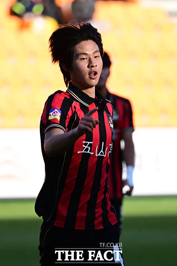 이날 FC서울 유스 18세 이하(U-18)에서 서울오산고가 U-18 전주영생고를 6-1로 격파하고 우승컵을 차지했다. 사진은 서울오산고 이서현(가운데)이 득점 후 기뻐하는 모습.