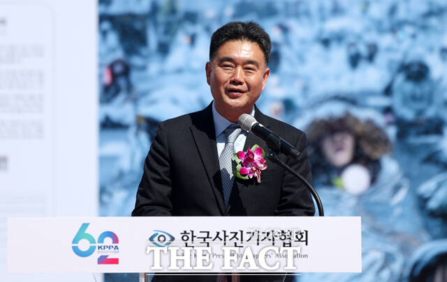 이호재 한국사진기자협회장이 7일 서울 종로구 광화문광장에서 열린 제62회 한국보도사진전 '오늘의 보도사진, 내일의 역사가 되다' 개막식에서 인사말을 하고 있다.