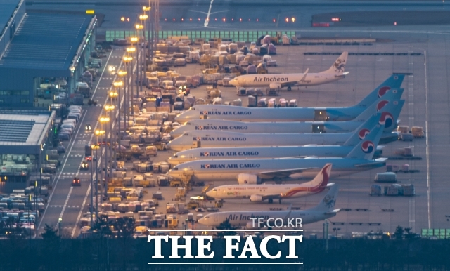 중동발 고유가와 환율 상승 여파로 대한항공·아시아나항공을 비롯한 항공업계 전반이 비상경영과 감편 운항에 나서며 긴축 기조를 강화하고 있다. 인천국제공항 주기장에서 화물기들이 운항을 위해 대기하고 있는 모습. /더팩트 DB