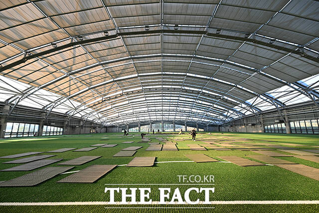 이날 개관식이 열린 후 관계자들이 실내 축구장을 정리하는 모습.