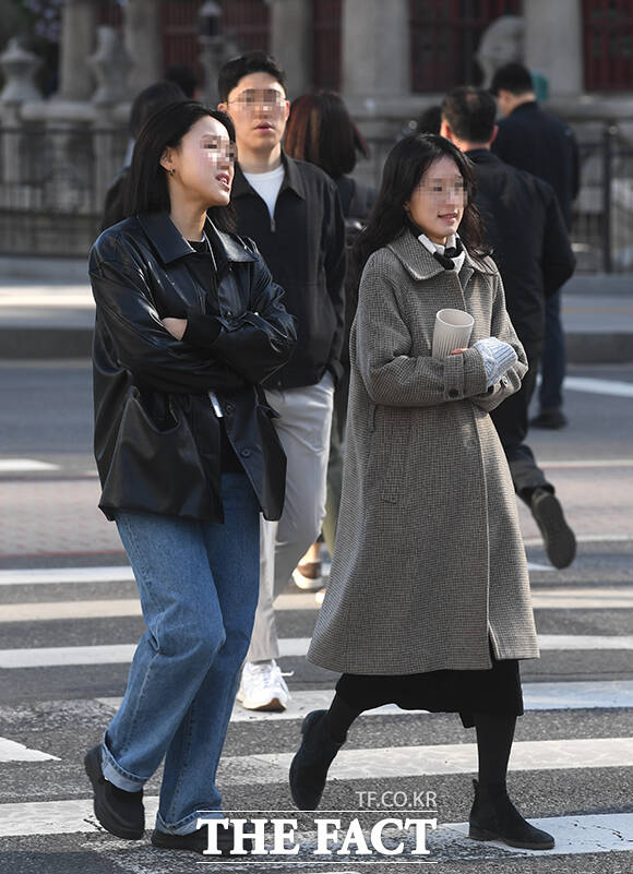 아침 기온이 5~10도가량 큰 폭으로 떨어진 7일 오전 서울 종로구 광화문 네거리에서 시민들이 두터운 외투를 입고 출근하고 있다. /박상민 기자