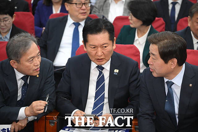 정청래 더불어민주당 대표(가운데)를 비롯한 참석자들이 7일 오전 서울 여의도 국회 의원회관에서 열린 민주당 기본사회위원회 3기 출범식에서 손피켓을 들고 구호를 외치고 있다. /국회=서예원 기자