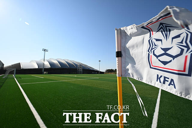 인조잔디구장과 실내 축구장(왼쪽)의 모습.