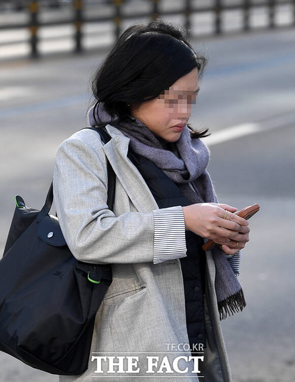 아침 기온이 5~10도가량 큰 폭으로 떨어진 7일 오전 서울 종로구 광화문 네거리에서 시민들이 두터운 외투를 입고 출근하고 있다. /박상민 기자