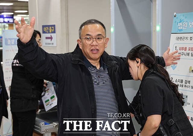여론조사 비용 대납 의혹의 핵심 인물인 정치 브로커 명태균 씨가 7일 오후 서울 서초구 서울중앙지방법원에서 열린 공판에 출석하고 있다. /박헌우 기자