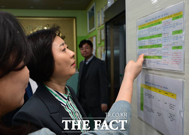 이스란 보건복지부 제1차관이 7일 오후 서울 도봉구 성심데이케어센터를 방문해 시설을 살펴보고 있다. /이새롬 기자