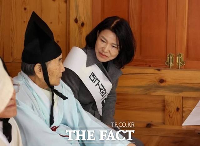 이진숙 전 방송통신위원장이 6일 달성 서씨 대종친회에 참석해 종친들과 대화하고 있다. /이진숙SNS 갈무리