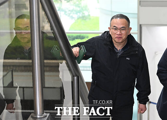 여론조사 비용 대납 의혹의 핵심 인물인 정치 브로커 명태균 씨가 7일 오후 서울 서초구 서울중앙지방법원에서 열린 공판에 출석하고 있다. /박헌우 기자