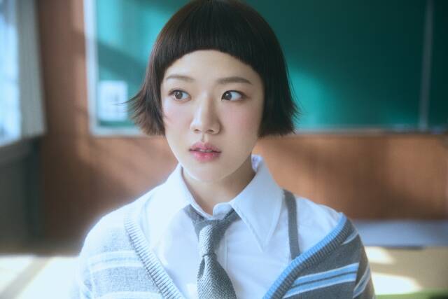 배우 김향기는 '로맨스의 절댓값'에서 이중 생활을 하는 여고생 여의주를 연기한다. /쿠팡플레이