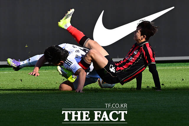 이날 FC서울 유스 18세 이하(U-18)에서 서울오산고가 U-18 전주영생고를 6-1로 격파하고 우승컵을 차지했다. 사진은 서울오산고 이서현(가운데)이 득점 후 기뻐하는 모습.