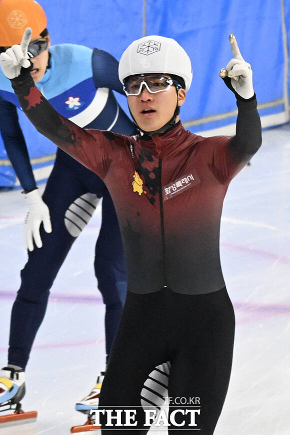 쇼트트랙 김기현(왼쪽)과 김태성이 7일 오후 서울 양천구 목동실내빙상장에서 열린 '2026-2027 쇼트트랙 국가대표 선발전' 남자 1500m 결승에서 역주하고 있다. /김성렬 기자