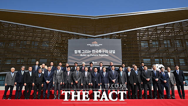 이날 개관식에 참석한 내빈들이 KFA 스타디움 앞에서 기념촬영 하는 모습. /천안=남윤호 기자