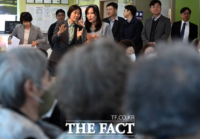 이스란 보건복지부 제1차관이 7일 오후 서울 도봉구 성심데이케어센터를 방문해 시설을 살펴보고 있다. /이새롬 기자