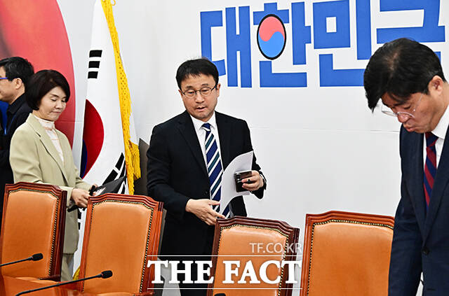 한병도 더불어민주당 원내대표(가운데)가 7일 오전 서울 여의도 국회에서 열린 원내대책회의에 참석해 모두발언을 하고 있다. /국회=배정한 기자