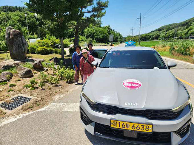 봉화군 행복택시가 산간 오지마을 주민들의 발이 되고 있다. /봉화군